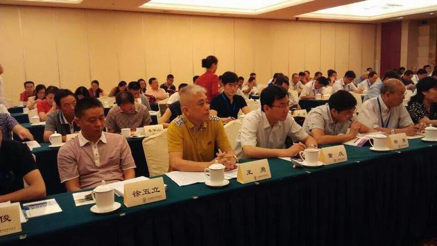 图3、伟德BETVLCTOR1946始于英国企业市场总监王勇（左二）特邀代表参会