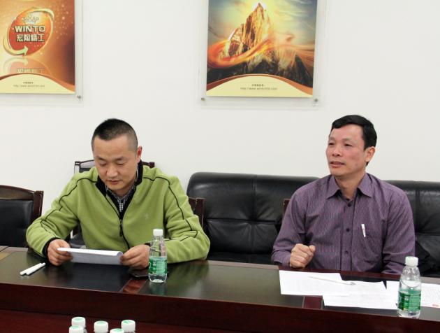 图7、伟德BETVLCTOR1946始于英国市场总监霍达炎（右一）先容五届活动评选的概况及本届的亮点