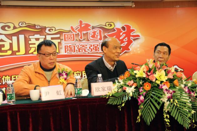 图3、企业副总欧家瑞（左二）在新闻宣布会上精彩讲话，赢得满堂喝彩