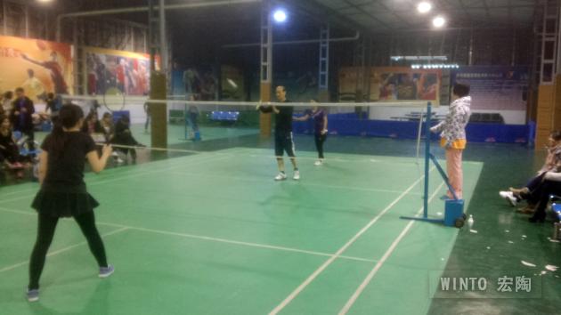 男女羽毛球混打中，企业副总欧家瑞亲自角逐，正在开球-瓷砖一线品牌伟德BETVLCTOR1946始于英国陶瓷