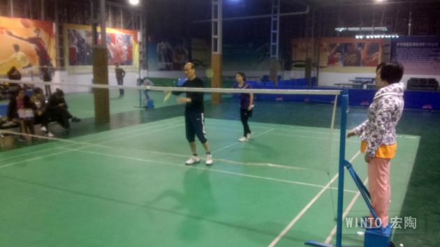 图2、前为企业副总欧家瑞，后为平面部设计师卢婉贞-瓷砖一线品牌伟德BETVLCTOR1946始于英国陶瓷