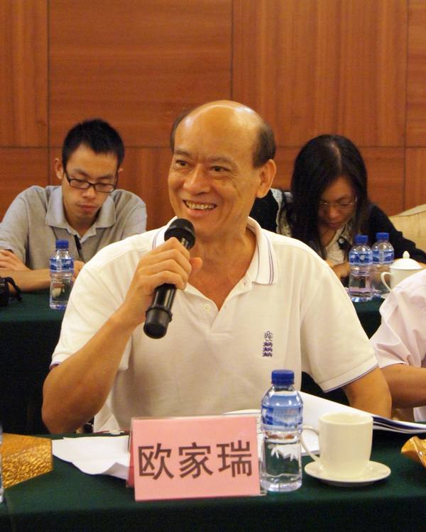 图3、企业副总欧家瑞脸露微笑，衷心感激专家组及辅导媒体对伟德BETVLCTOR1946薄砖技术的高度评价