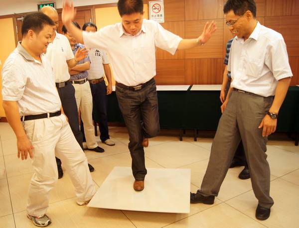 图5、企业市场总监王勇在绿色创新产品上杰出表演