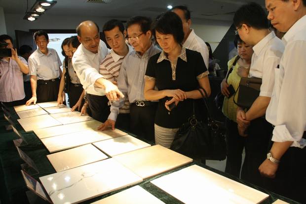 图1、专家辅导参观调查新产品