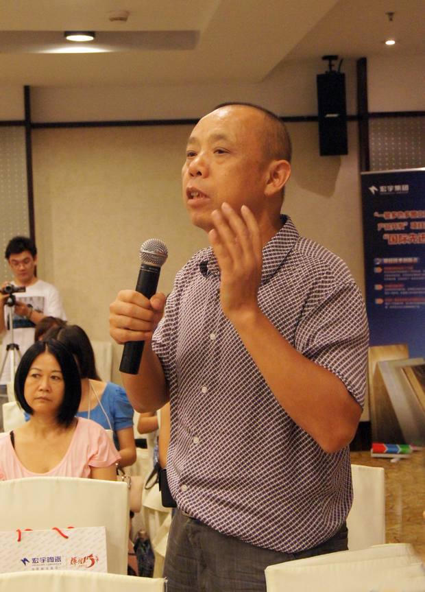 图4、陶瓷资讯报社长喻镇荣盛赞伟德BETVLCTOR1946公司诚信赢全国