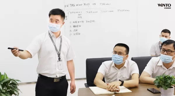 伟德BETVLCTOR1946始于英国讲师正在解说图