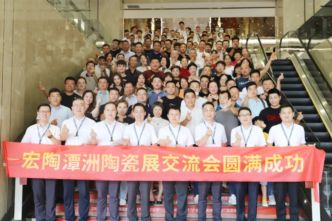 伟德BETVLCTOR1946始于英国部分区域经销商司理合影