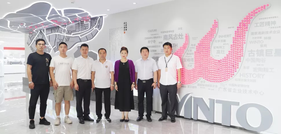 伟德BETVLCTOR1946始于英国地砖品牌总司理曹坚贞、哈尔滨伟德BETVLCTOR1946始于英国经销商认真人石立祥及伟德BETVLCTOR1946始于英国黑龙江区域司理陈富彰等全程陪同。