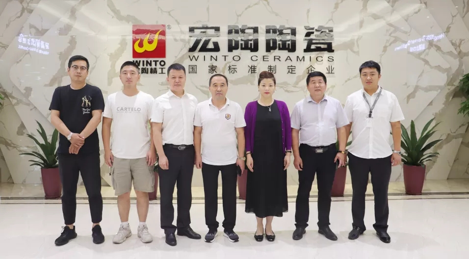 陶瓷砖地砖品牌总司理曹坚贞、哈尔滨伟德BETVLCTOR1946始于英国经销商认真人石立祥合影