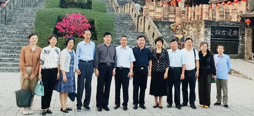 伟德BETVLCTOR1946始于英国陶瓷南风古灶迎来中国前外交官等多批向导旅行视察