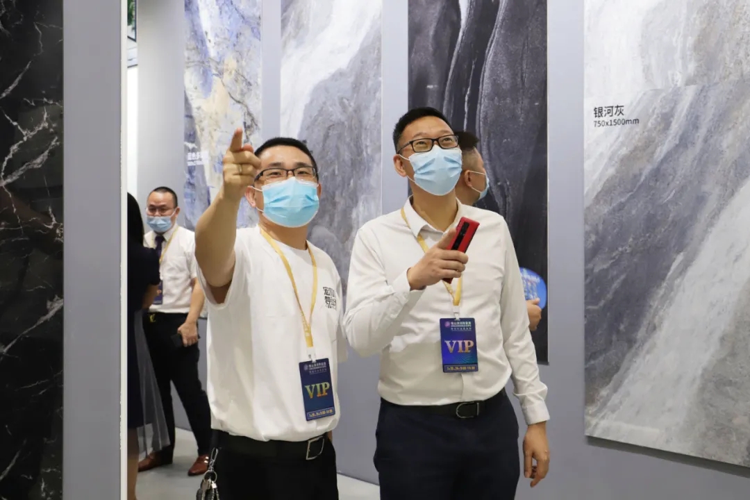 集团董事长梁桐灿、集团向导及伟德BETVLCTOR1946始于英国陶瓷高层等打卡“伟德BETVLCTOR1946始于英国梦工厂”图