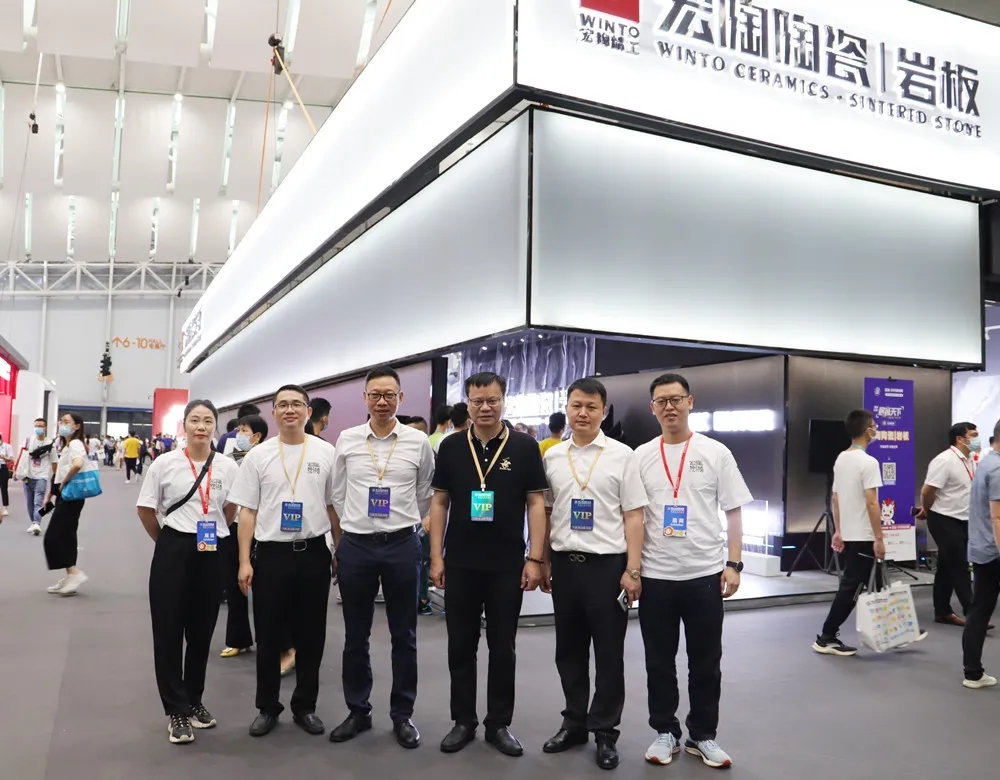 伟德BETVLCTOR1946始于英国品牌总司理曹坚贞等一众向导合影图片集团陶瓷控股销售总司理霍兆强