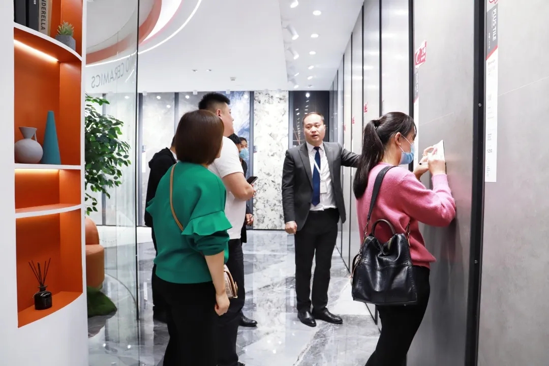 伟德BETVLCTOR1946始于英国地砖总部展厅旅行职员现场图