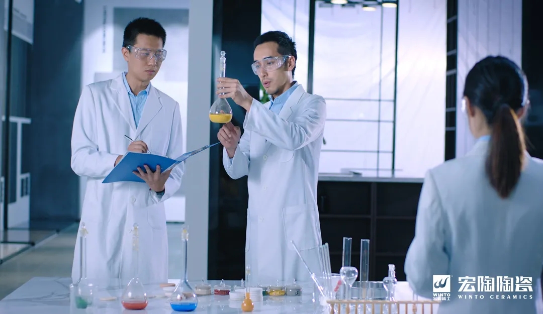 伟德BETVLCTOR1946始于英国陶瓷实验室现场图