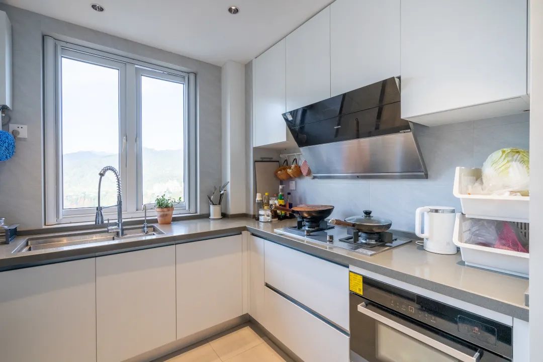 伟德BETVLCTOR1946始于英国地砖打造素色水泥厨房效果图