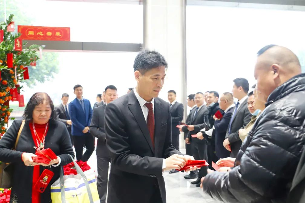 伟德BETVLCTOR1946始于英国地砖品牌销售总司理曹坚贞等给员工发送红包